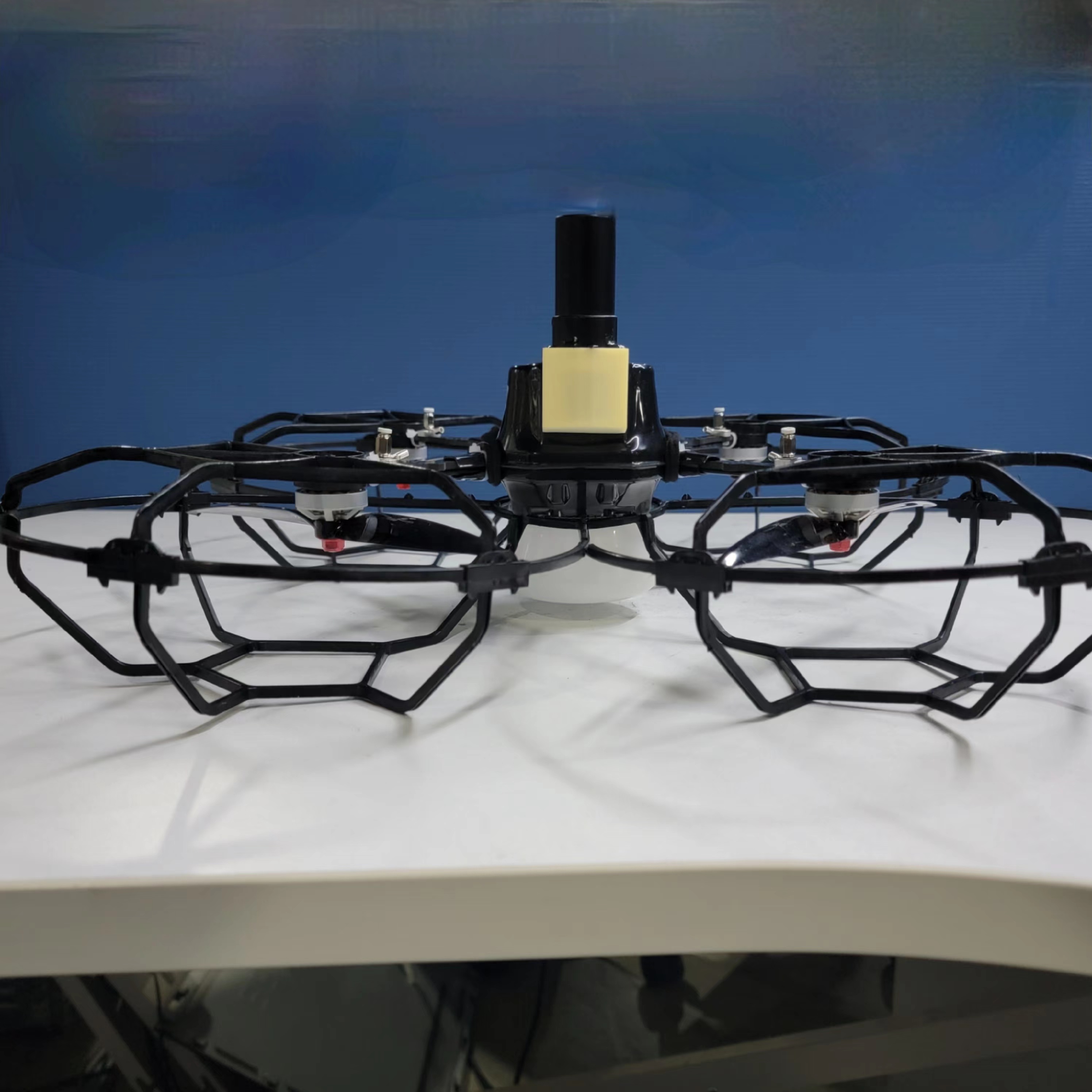 Drone de spectacle et cadre de protection